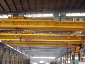 本系列起重機(jī)主要由橋架、大車運(yùn)行機(jī)構(gòu)和裝有電動葫蘆的小車運(yùn)行機(jī)構(gòu)組成，其橋架由半偏軌箱形主梁、端梁和走臺等連接而組成。