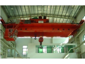 QD型電動(dòng)雙梁橋式起重機(jī)是按國家標(biāo)準(zhǔn)設(shè)計(jì)制造的的起重機(jī)，起升機(jī)構(gòu)為卷揚(yáng)機(jī)。