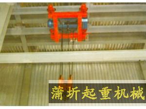 當(dāng)起重載荷大，而廠房結(jié)構(gòu)及空間有限，單雙梁起重機(jī)不能滿足起吊要求時(shí)，采用雙軌架空小車起重機(jī)。