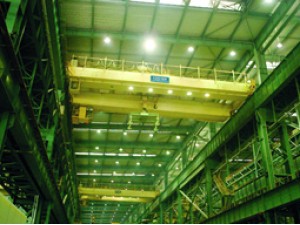QD型電動雙梁吊鉤橋式起重機(jī)適用于工礦企業(yè)、車間或露天場地，是在固定跨間內(nèi)裝卸、搬運(yùn)物料的起重設(shè)備。